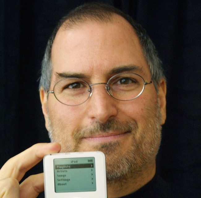 STEV JOBS HOLDS NEW MP3 PLAYER IN CUPERTINO.