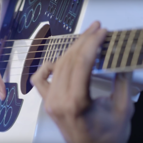 Una guitarra digital i un (súper) gadget per a la teva guitarra